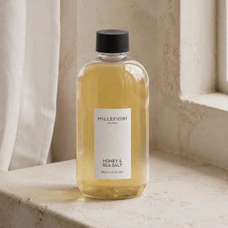 Detail van Milano Refill 250 ml Honey & Sea Salt, gesloten navulfles met zwarte dop en wit etiket.