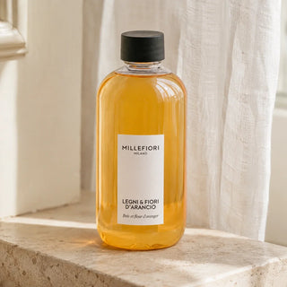 Detail van Milano Refill 250 ml Legni e Fiori dArancio, gesloten navulfles met zwarte dop en wit etiket.