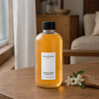Milano Refill 250 ml Legni e Fiori dArancio navulfles in een rustige woning met bijpassende geurnoten.