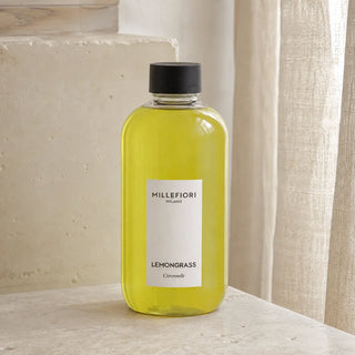 Detail van Milano Refill 250 ml Lemon Grass, gesloten navulfles met zwarte dop en wit etiket.