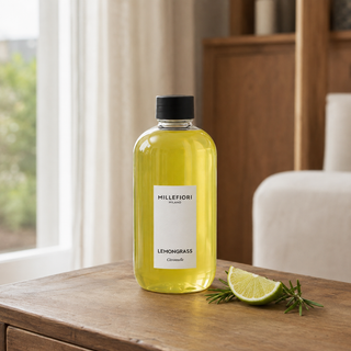 Milano Refill 250 ml Lemon Grass navulfles in een rustige woning met bijpassende geurnoten.