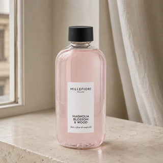 Detail van Milano Refill 250 ml Magnolia Blossom & Wood, gesloten navulfles met zwarte dop en wit etiket.