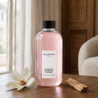 Milano Refill 250 ml Magnolia Blossom & Wood navulfles in een rustige woning met bijpassende geurnoten.