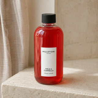 Detail van Milano Refill 250 ml Mela & Cannella, gesloten navulfles met zwarte dop en wit etiket.