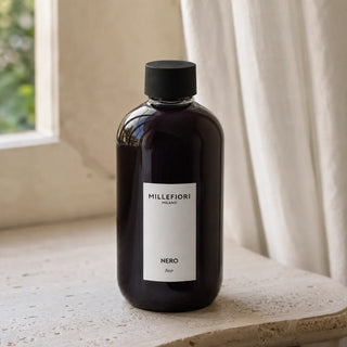 Detail van Milano Refill 250 ml Nero, gesloten navulfles met zwarte dop en wit etiket.