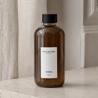 Detail van Milano Refill 250 ml Ombra, gesloten navulfles met zwarte dop en wit etiket.