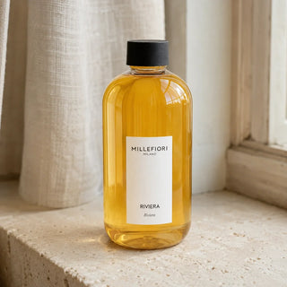 Detail van Milano Refill 250 ml Riviera, gesloten navulfles met zwarte dop en wit etiket.