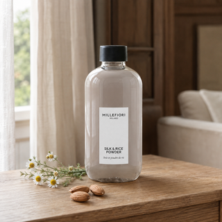 Milano Refill 250 ml Silk & Rice Powder navulfles in een rustige woning met bijpassende geurnoten.