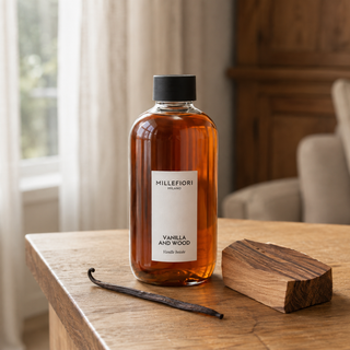 Milano Refill 250 ml Vanilla & Wood navulfles in een rustige woning met bijpassende geurnoten.
