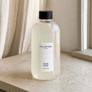 Detail van Milano Refill 250 ml White Musk, gesloten navulfles met zwarte dop en wit etiket.