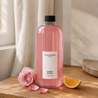Milano Refill 500 ml Ambra & Rosa van Millefiori in een Europees interieur met roos en zoete sinaasappel.
