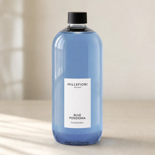 Detail van Milano Refill 500 ml Blue Posidonia van Millefiori met zwarte schroefdop, laag wit etiket en navulfles in zacht raamlicht.