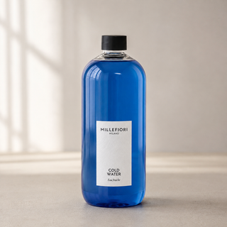 Detail van Milano Refill 500 ml Cold Water van Millefiori met zwarte schroefdop, laag wit etiket en navulfles in zacht raamlicht.
