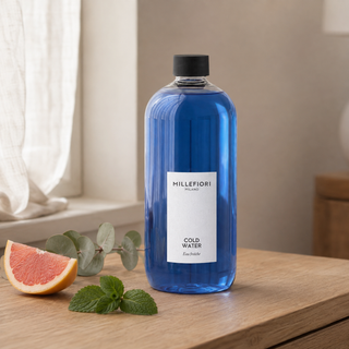 Milano Refill 500 ml Cold Water van Millefiori in een Europees interieur met roze grapefruit, eucalyptus en munt.