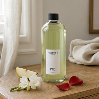 Milano Refill 500 ml Fresia e Pera van Millefiori in een Europees interieur met peer, fresia en rozenblaadjes.