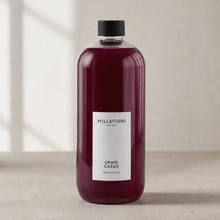 Detail van Milano Refill 500 ml Grape Cassis van Millefiori met zwarte schroefdop, laag wit etiket en navulfles in zacht raamlicht.