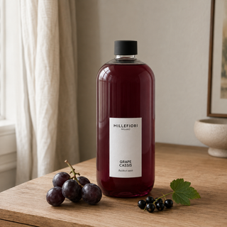 Milano Refill 500 ml Grape Cassis van Millefiori in een Europees interieur met concorddruiven en zwarte bessen.