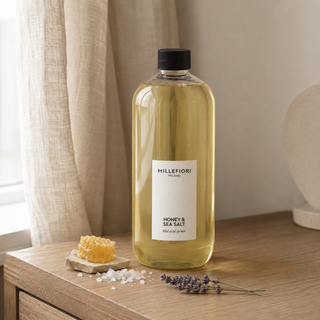 Milano Refill 500 ml Honey & Sea Salt van Millefiori in een Europees interieur met honingraat, zeezout en lavendel.