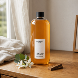 Milano Refill 500 ml Legni e Fiori dArancio van Millefiori in een Europees interieur met oranjebloesem, eucalyptus en guaiac-hout.