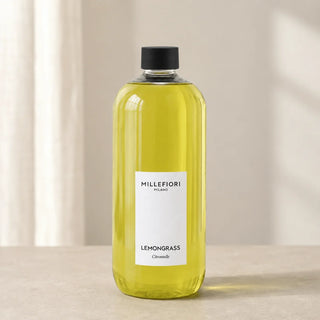 Detail van Milano Refill 500 ml Lemon Grass van Millefiori met zwarte schroefdop, laag wit etiket en navulfles in zacht raamlicht.