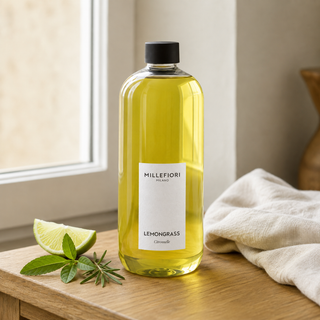 Milano Refill 500 ml Lemon Grass van Millefiori in een Europees interieur met limoen, verbenablad en rozemarijn.