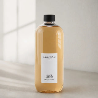 Detail van Milano Refill 500 ml Lime & Vetiver van Millefiori met zwarte schroefdop, laag wit etiket en navulfles in zacht raamlicht.