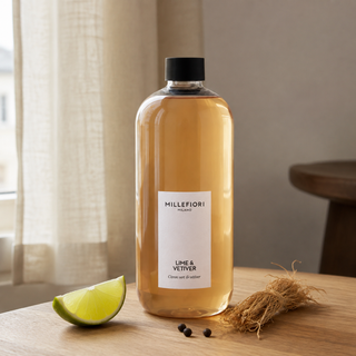 Milano Refill 500 ml Lime & Vetiver van Millefiori in een Europees interieur met limoen, vetiverwortels en peper.