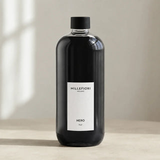 Detail van Milano Refill 500 ml Nero van Millefiori met zwarte schroefdop, laag wit etiket en navulfles in zacht raamlicht.