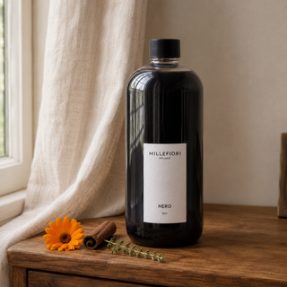 Milano Refill 500 ml Nero van Millefiori in een Europees interieur met goudsbloem, kaneel en tijm.
