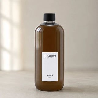 Detail van Milano Refill 500 ml Ombra van Millefiori met zwarte schroefdop, laag wit etiket en navulfles in zacht raamlicht.