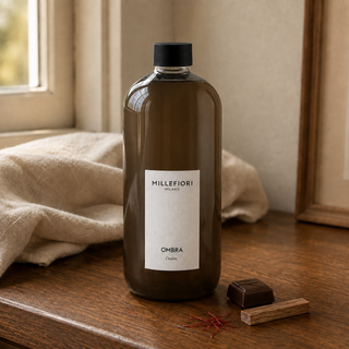 Milano Refill 500 ml Ombra van Millefiori in een Europees interieur met chocoladepraline, sandelhout en saffraan.