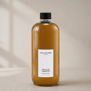 Detail van Milano Refill 500 ml Petali di Tabacco van Millefiori met zwarte schroefdop, laag wit etiket en navulfles in zacht raamlicht.
