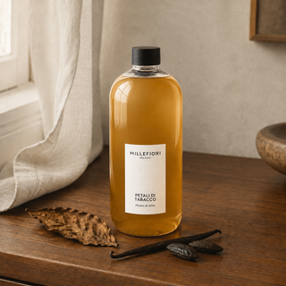 Milano Refill 500 ml Petali di Tabacco van Millefiori in een Europees interieur met tabaksblad, vanille en tonkabonen.