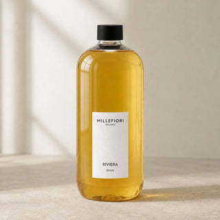 Detail van Milano Refill 500 ml Riviera van Millefiori met zwarte schroefdop, laag wit etiket en navulfles in zacht raamlicht.