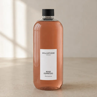 Detail van Milano Refill 500 ml Rose Espresso van Millefiori met zwarte schroefdop, laag wit etiket en navulfles in zacht raamlicht.