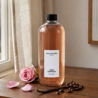 Milano Refill 500 ml Rose Espresso van Millefiori in een Europees interieur met roos, koffiebonen en vanille.