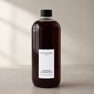 Detail van Milano Refill 500 ml Sandalo Bergamotto van Millefiori met zwarte schroefdop, laag wit etiket en navulfles in zacht raamlicht.