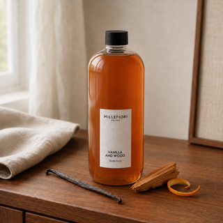 Milano Refill 500 ml Vanilla & Wood van Millefiori in een Europees interieur met vanille, cederhout en sinaasappel.