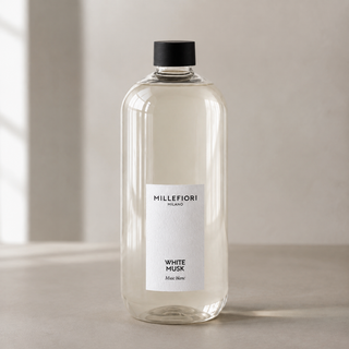 Detail van Milano Refill 500 ml White Musk van Millefiori met zwarte schroefdop, laag wit etiket en navulfles in zacht raamlicht.