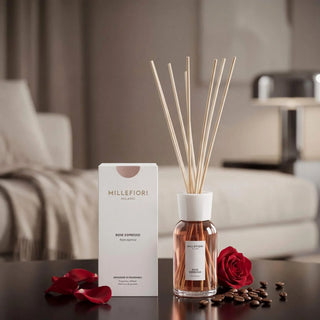 Millefiori Milano Rose Espresso geurlijn met geurstokjes en verpakking in een bijpassende interieursetting