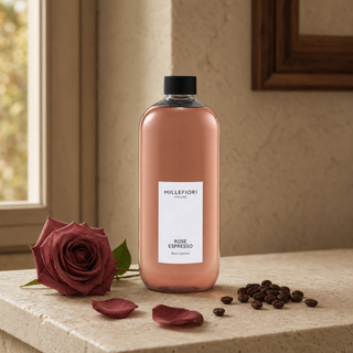 Millefiori Milano Rose Espresso refill 500 ml met roos en koffiebonen in een warm interieur