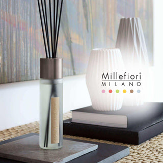 Millefiori Golden Saffron geurdiffuser met zwarte rietjes en zilverkleurige dop op stenen ondergrond