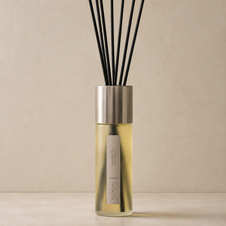 Detail van Millefiori Selected geurstokjes Orange Tea 100ml met champagnekleurige metalen kraag, satijnglas en zwarte stokjes.