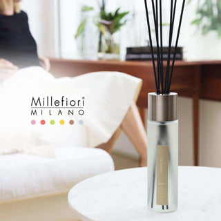 Millefiori Milano geurdiffuser met zwarte stokjes en zilveren dop, geur Orange Tea