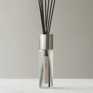 Detail van Millefiori Selected geurstokjes Silver Spirit 100ml met champagnekleurige metalen kraag, satijnglas en zwarte stokjes.
