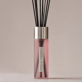 Detail van Millefiori Selected geurstokjes Sweet Narcissus 350ml met satijnglas en champagnekleurige metalen kraag.