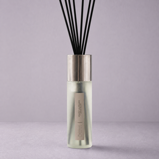 Detail van Millefiori Selected geurstokjes Velvet Lavender 100ml met satijnglas en champagnekleurige metalen kraag.
