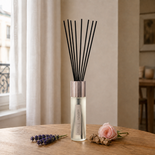 Millefiori Selected geurstokjes Velvet Lavender 100ml op hout met lavendel, roos en iriswortel in natuurlijk raamlicht.
