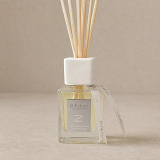 Detail van Millefiori Zona geurstokjes Aria Mediterranea 100ml met vierkant glas, witte kraag en bedrukte lintjes.