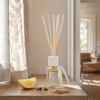 Millefiori Zona geurstokjes Aria Mediterranea 100ml op hout met citrus, kruidnagel en hout in natuurlijk raamlicht.
